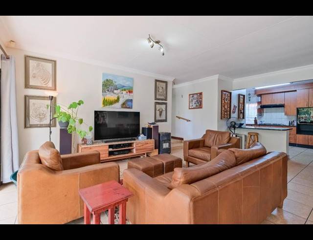 5 BEDROOM HOUSE FOR SALE IN ROOIHUISKRAAL